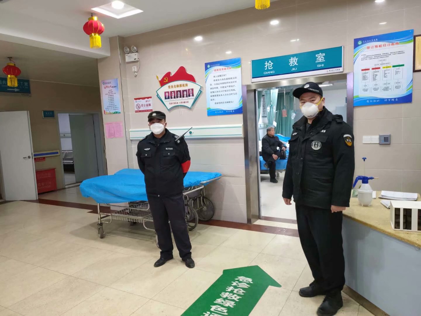 浠水縣人民醫(yī)院保安在疫情期間，擔負著感染科及整個院區(qū)的安保任務，承擔著護送病人檢查、送餐、各區(qū)域消殺毒等重要工作