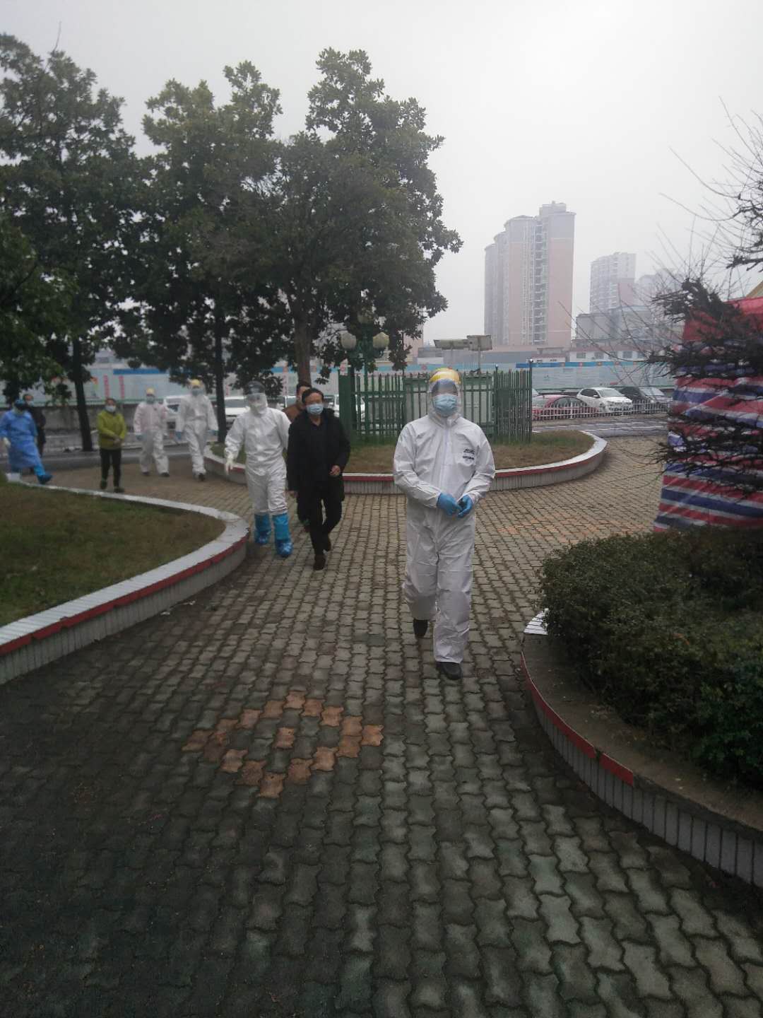 浠水縣人民醫(yī)院保安在疫情期間，擔(dān)負(fù)著感染科及整個(gè)院區(qū)的安保任務(wù)，承擔(dān)著護(hù)送病人檢查、送餐、各區(qū)域消殺毒等重要工作